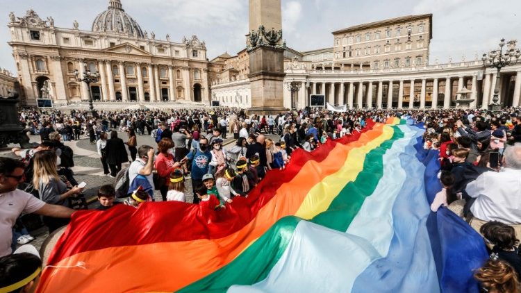 Demonstrators pray for peace in St Peter's Square