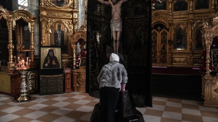 Una donna in preghiera a Odessa