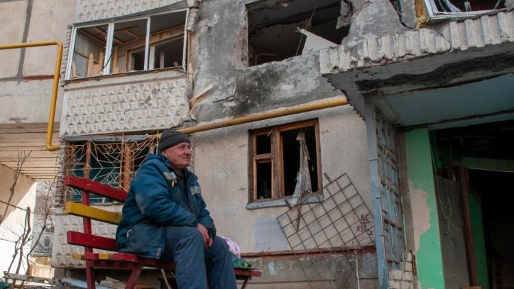 Ucraniano senta-se em um banco perto de um prédio residencial danificado após bombardear um prédio residencial onde mora em Kharkiv, Ucrânia, 29 de março de 2022. A cidade de Kharkiv, a segunda maior da Ucrânia, testemunhou repetidos ataques aéreos das forças russas. EPA/VASILIY ZHLOBSKY
