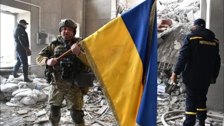 Ukrainischer Soldat in einem zerstörten Gebäude