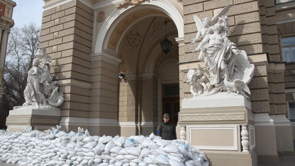 Soldada ucraniana  vista perto do teatro de Odessa cada vez mais blindada, em Odessa, Ucr?nia, 31 de mar?o de 2022. (ANSA/ ANP/ Carlo Orlandi)