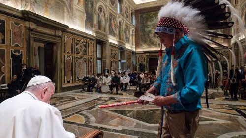Il Papa: in Canada per abbracciare gli indigeni, sarà un pellegrinaggio penitenziale 