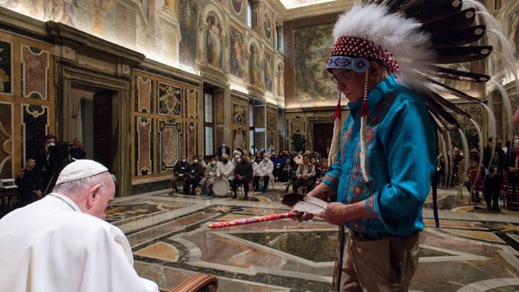 O Papa durante a audiência com os indígenas do Canadá