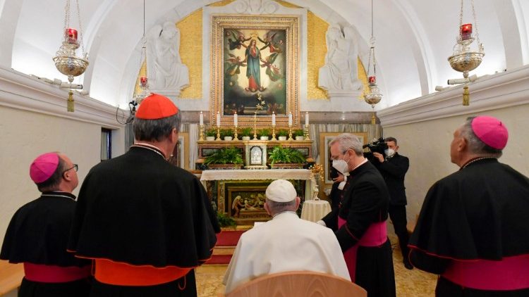 El Santo Padre reza ante la imagen de la Virgen María en el santuario Ta' Pinu