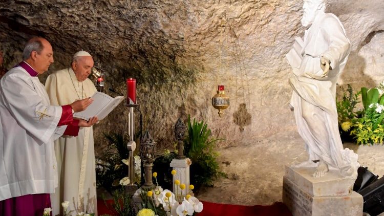 Papa Francesco mentre recita la sua preghiera nella Grotta di San Paolo