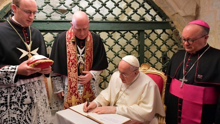 Papa assina o Livro de Honra