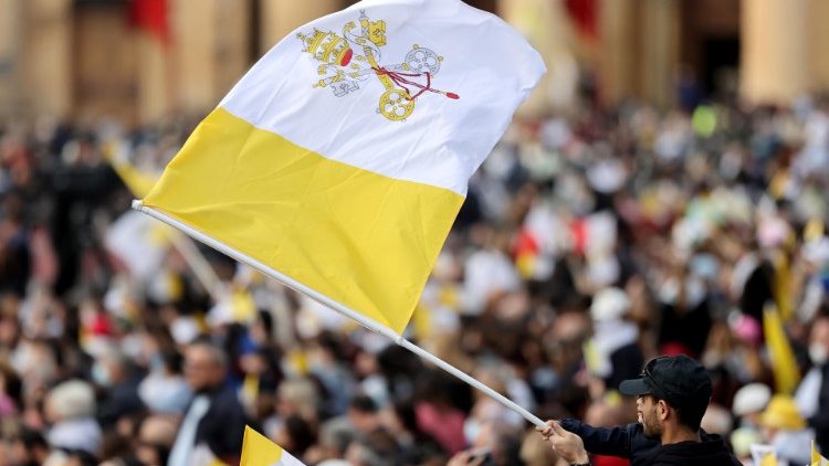 Fiéis agitam bandeira do Vaticano antes da Missa na Praça dos Celeiros em Floriana, Malta. EPA/DOMENIC AQUILINA