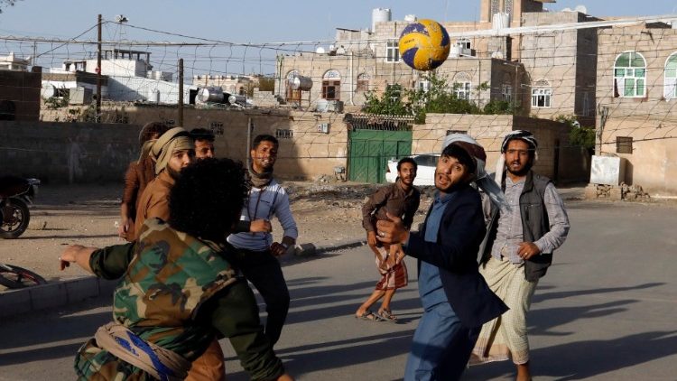 यमन में विकास और शांति के लिए अंतर्राष्ट्रीय खेल दिवस पर युवा बॉलीबॉल खेलते हुए