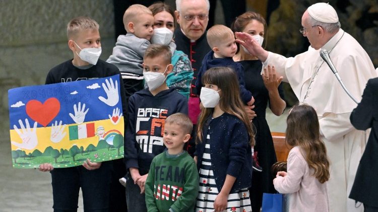 Papst Franziskus empfängt im Rahmen seiner Generalaudienzen immer wieder vertriebene Ukrainer, hier kurz nachdem die Gräuel in Butscha entdeckt wurden (Foto vom 6. April 2022)