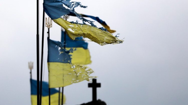 Bandeiras ucranianas danificadas tremulam ao vento em um cemitério da cidade de Chernihiv que foi bloqueada por tropas russas por muito tempo, Ucrânia, 06 de abril de 2022. Algumas cidades e aldeias foram recentemente recapturadas pelo exército ucraniano das forças russas e agora as pessoas tentam restaurar a vida normal lá.  EPA/STR