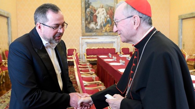 Le cardinal Pietro Parolin, lors d'une réunion avec l'ambassadeur d'Ukraine auprès du Saint-Siège, Andrii Yurash, au Vatican le 7 avril 2022.