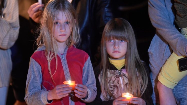 Gedenkfeier für die Opfer von Butscha bei der ukrainischen Botschaft im Libanon