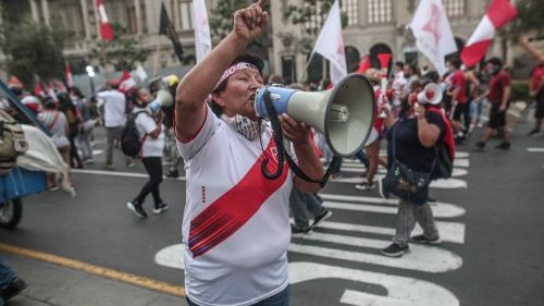 Francesco prega per il Perù: si trovi una soluzione pacifica 