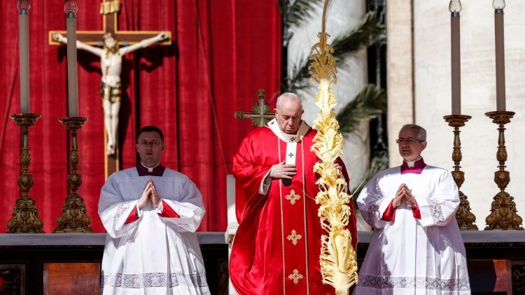 Papež med sveto mašo na Trgu sv. Petra.