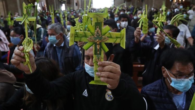 Des catholiques boliviens participent à la célébration du dimanche des Rameaux à La Paz (ouest du pays), le 10 avril 2022. 