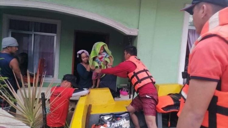 In der Provinz Leyte unterstützt der Katastrophenschutz bei der Evakuierung
