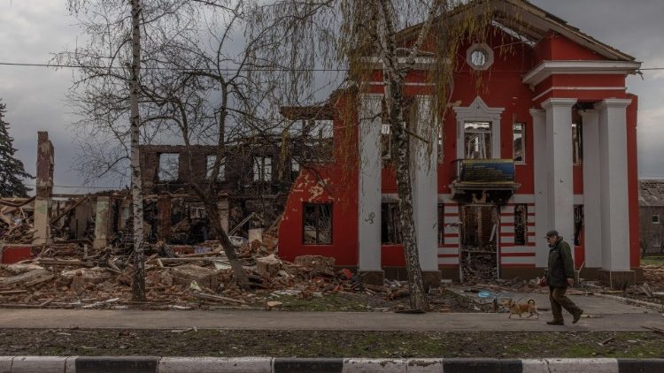 Charkov, průčelí zničeného gymnázia, 14. dubna 2022