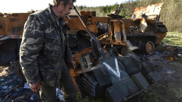 Mezzo militare russo distrutto dalle forze ucraine