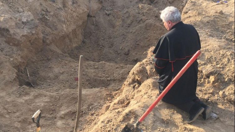 Der Vatikangesandte, Kardinal Konrad Krajewski, betet Mitte April an einem Massengrab in Borodjanka