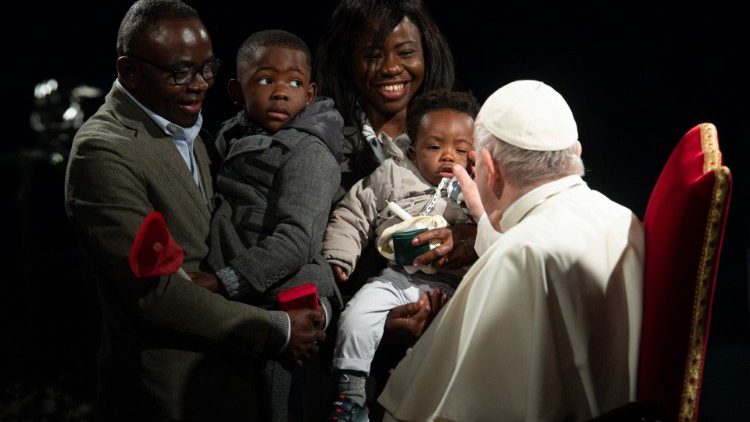 Une famille rencontre le Pape François au Chemin de croix au Colisée, à Rome, le 15 avril 2022.