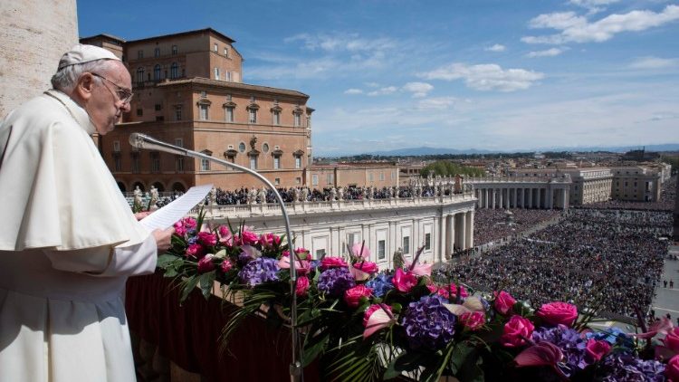 El Papa desde el balcón de la Basílica de San Pedro imparte la bendición Urbi et Orbi