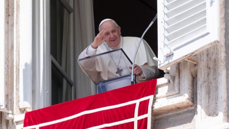 Papst Franziskus am Fenster beim Mittagsgebet