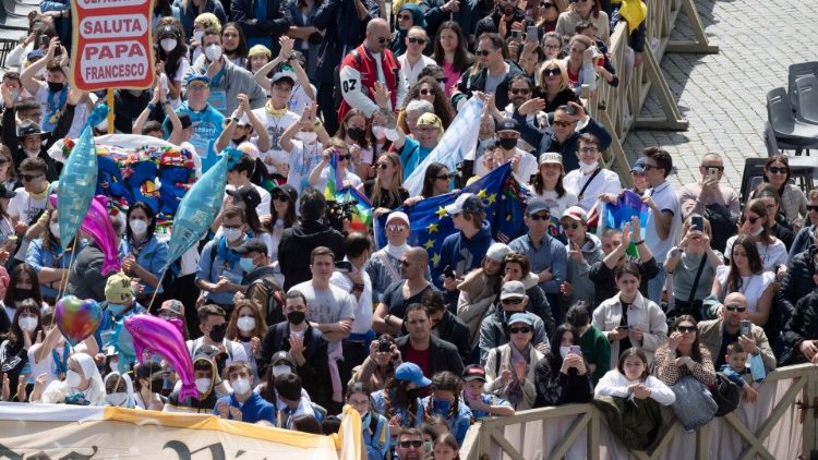 4月18日圣伯多禄广场上的信徒