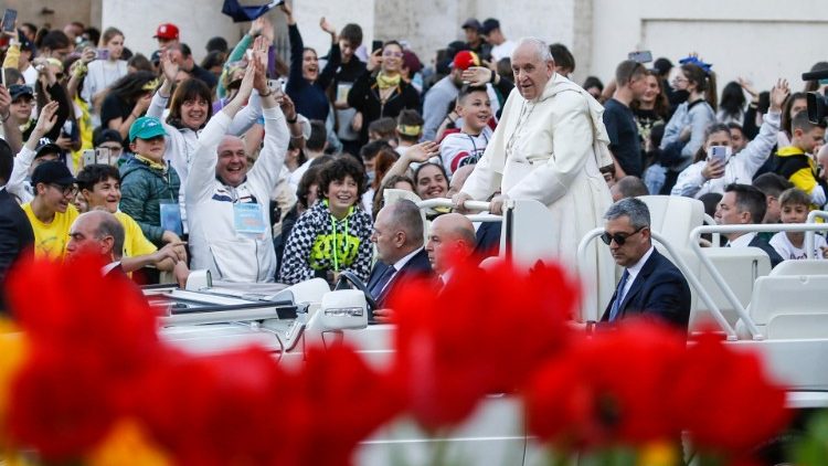 El Papa saludó a los jóvenes en su recorrido con el papamóvil
