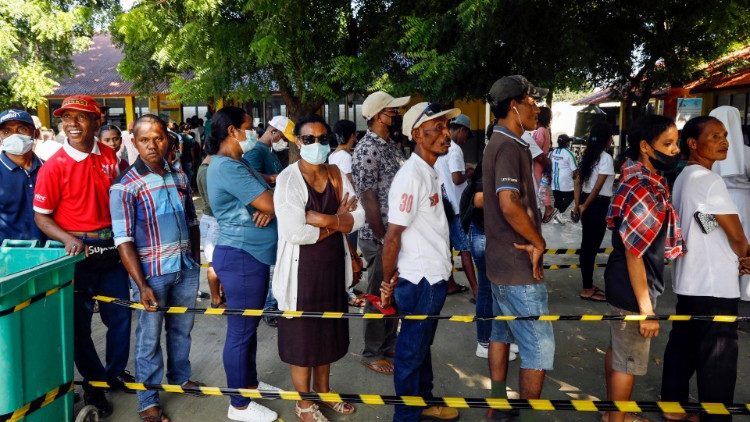 Timorenses fazem fila para votar em Díli (ANSA)