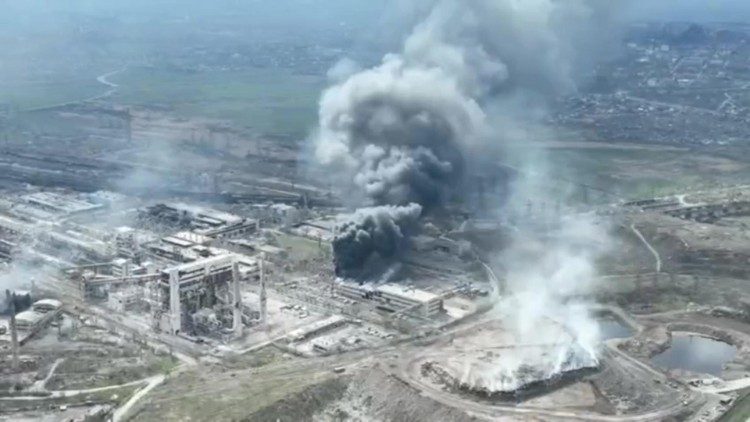 Rauch über dem Asow-Stahlwerk in Mariupol, der letzten Bastion ukrainischer Kämpfer, am Dienstag