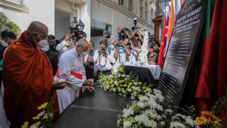 Homenaje a las víctimas del cardenal Ranjith y de un monje budista en el tercer aniversario de los ataques de Pascua