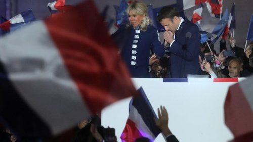 फ्रांस के मतदाताओं ने राष्ट्रपति पद के लिए मैक्रोन या ले पेन को  चुना
