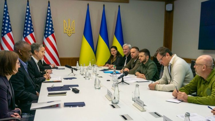 Il tavolo delle trattative: il presidente ucrainoa Zelensky incontra i rappresentanti Usa  a Kiev