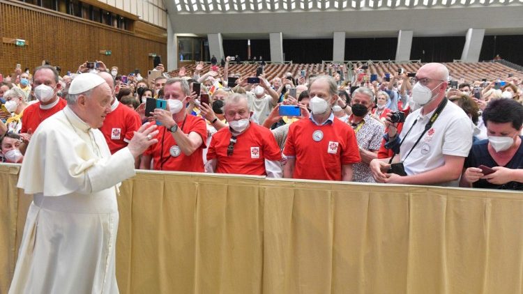 पोलैंड के लूज़ महाधर्मप्रांत के 2000 तीर्थयात्रियों से मुलाकात करते संत पापा फ्राँसिस 