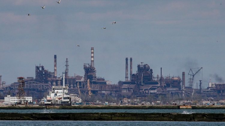 L'acciaieria di Mariupol vista dal porto della citt 