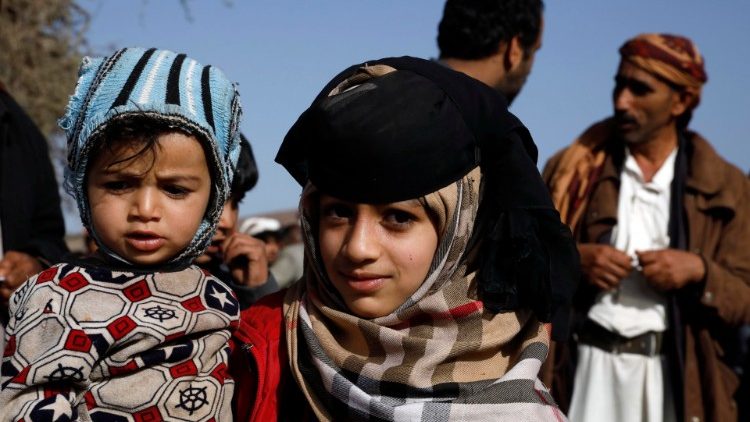 Crianças iemenitas em campo de refugiados