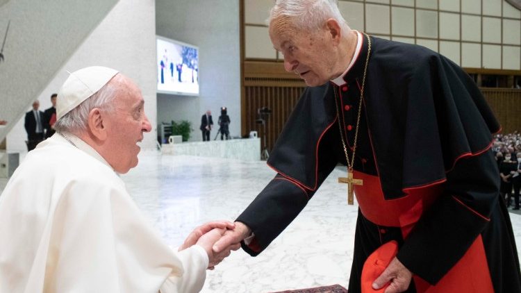 Kardinal Tomko po avdienci s slovaškimi romarji pozdravlja papeža Frančiška, 30. april 2022