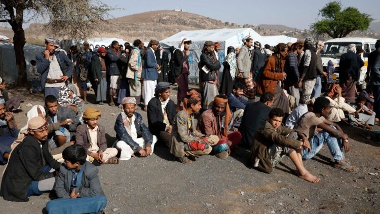 Sfollati yemeniti in attesa di aiuti umanitari