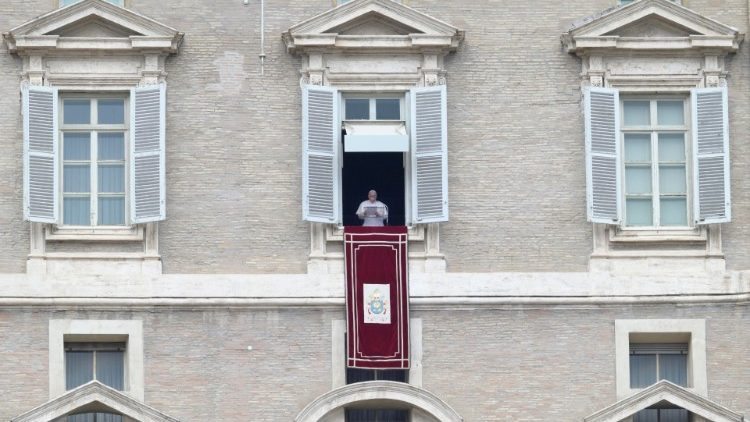 Papst Franziskus beim Regina Coeli am 1. Mai