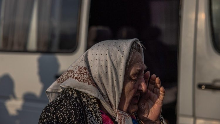 Valentyna (75) arrivata da Mariupol al punto di evacuazione a Zaporizhzhia
