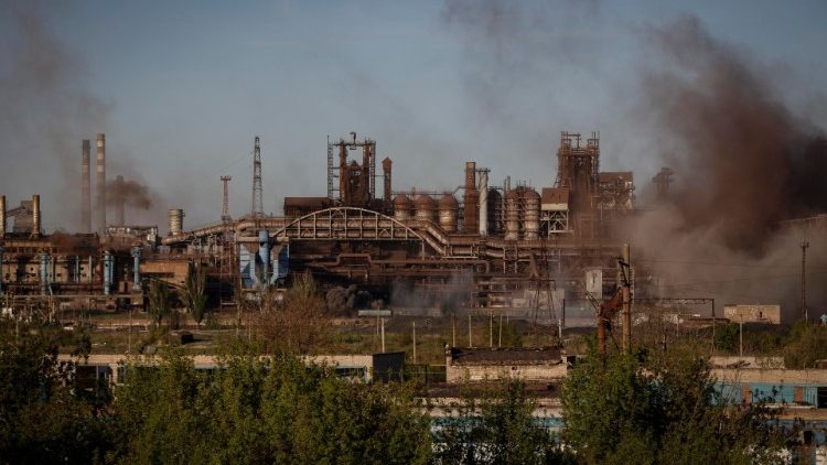 Rauch steigt über dem Azovstal-Stahlwerk in Mariupol auf, aus dem zahlreiche Zivilisten evakuiert worden sind