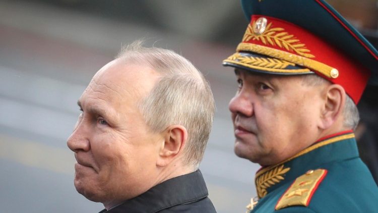 Il presidente russo, Vladimir Putin e il ministro della Difesa, Sergei Shoigu hanno assistito all'odierna parata militare (Epa/Maxim Shipenkov)