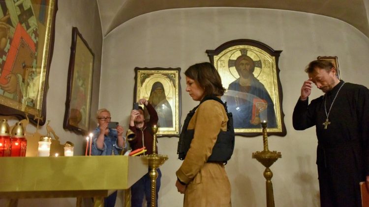 Die deutsche Außenministerin Annalena Baerbock am Dienstag in einer orthodoxen Kirche in Butscha, unweit der Massengräber