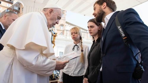 Le Pape a rencontré les épouses de soldats ukrainiens défendant Marioupol