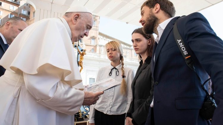 Kateryna Prokopenko et Yulia Fedosiuk rencontrant le Pape François le 11 mai.