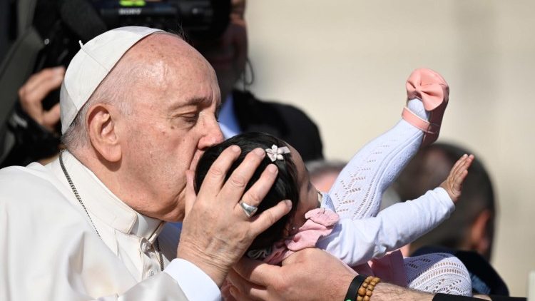 आम दर्शन समारोह के दौरान बच्चे को चुम्मा करते हुए संत पापा फ्राँसिस