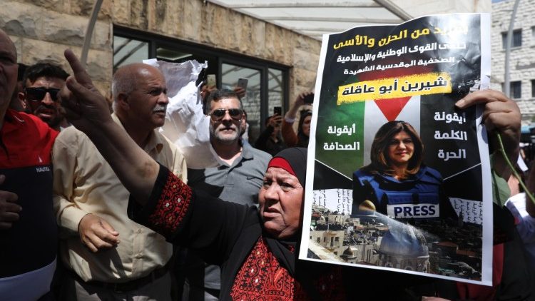 Des Palestiniens manifestant devant l'hôpital Saint-Joseph de Jérusalem le 12 mai, après la mort de la journaliste Shereen Abu Aqleh. 
