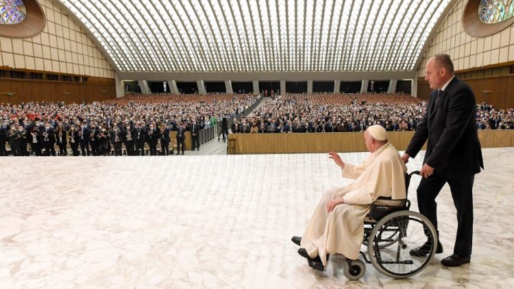 Papež: Ať se nebe opět stane mírovým prostorem
