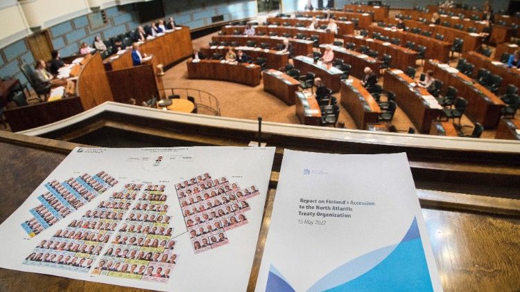 Il Parlamento finlandese discute l'adesione alla NATO 