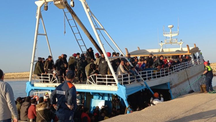 450 Migranten hattten Glück - sie kamen unversehrt am silizilianischen Hafen Pozzallo an (17.5.2022).